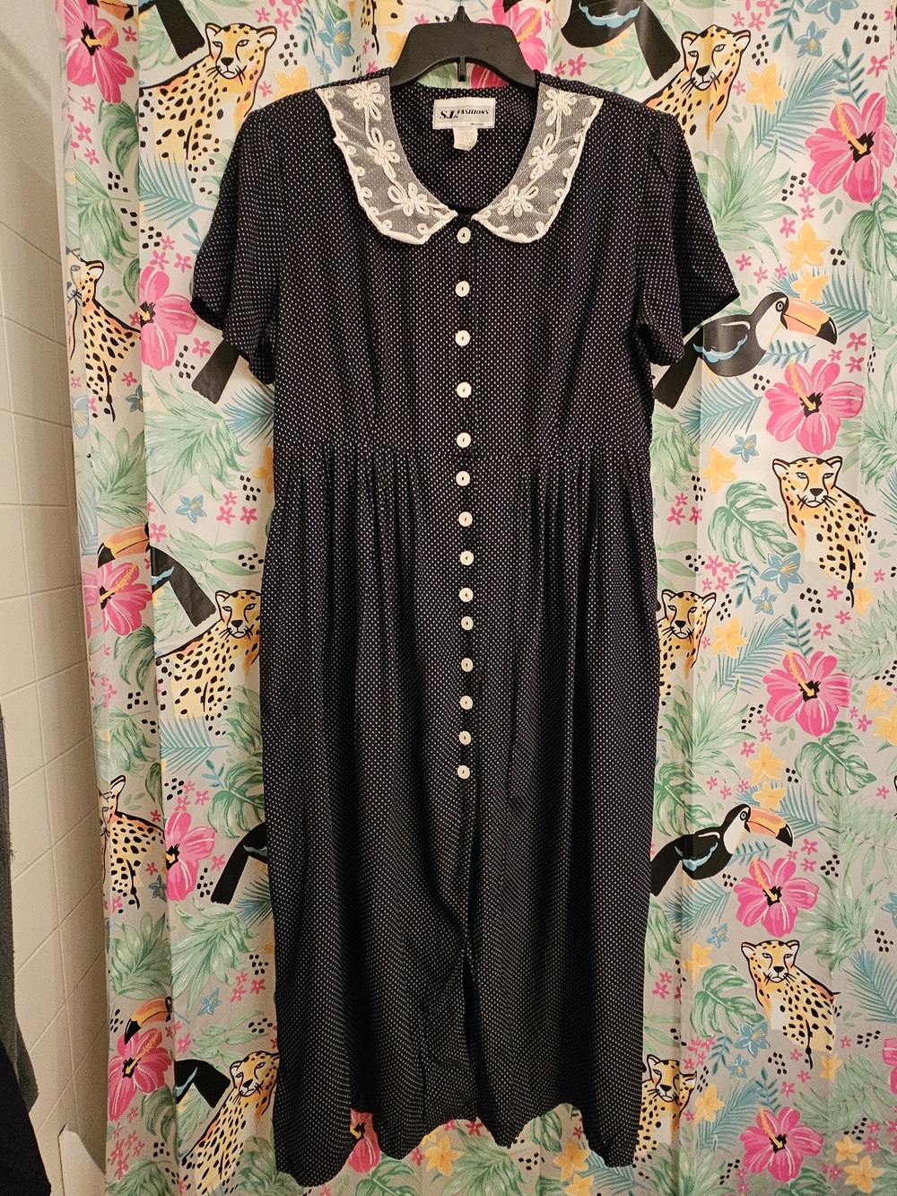 Vintage-Inspired Polka Dot Button-Front Dress with Lace Collar